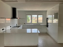 Cocina en blanco brillo