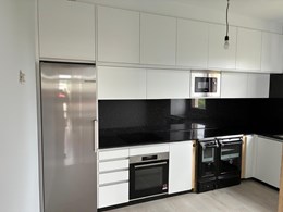 Cocina en blanco con encimera de granito  (10)