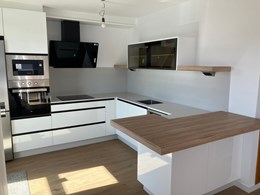 Cocina en blanco con uñeros lacados en negro mate 